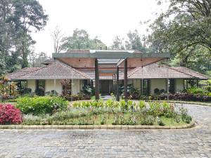 ChillithoduAelam Acres的一座前面有花园的房子