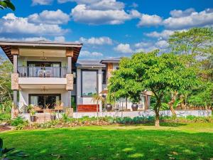 Κήπος έξω από το The First House