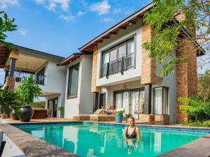 Πισίνα στο ή κοντά στο The First House