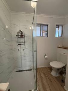 un baño con ducha y WC en Chic Urban Escape in Norman Park, en Brisbane