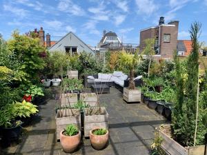 Κήπος έξω από το Elegant penthouse LOFT of 250 m2 in city centre with huge roofgarden 80 m2