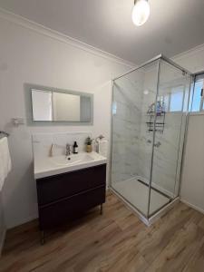 Un baño con lavabo y ducha en Chic Urban Escape in Norman Park, en Brisbane