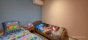 Ένα ή περισσότερα κρεβάτια σε δωμάτιο στο EMBRUN Appartement climatisé cosy 2 chambres au 1er étage pour 4 personnes au Barcarès