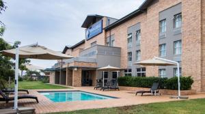 Πισίνα στο ή κοντά στο Town Lodge Gaborone