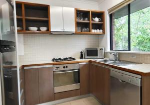 Køkken eller tekøkken på Three Seven Six - Walk to Cafés - Family Friendly