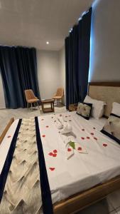 Ένα ή περισσότερα κρεβάτια σε δωμάτιο στο Hôtel les Deux Frères Souci