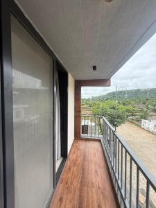 balcone di una casa con vista di BachavatS Villa Family Guest House a Kharakvasla