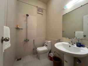 イスラマバードにあるCasa Margalla 3BHK By T2Rの洗面台、トイレ、鏡のあるバスルーム +40枚の写真