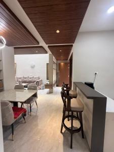 un soggiorno con tavolo e sedie di BachavatS Villa Family Guest House a Kharakvasla Altre 78 foto