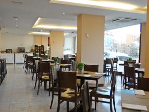 a dining room filled with tables and chairs at Hotel Equo Aranjuez in Aranjuez