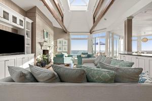 ein Wohnzimmer mit einem Sofa und Kissen in der Unterkunft Malibu Dunes by Fieldtrip Expansive Hamptons-Style Estate w Private Beach Backyard in Malibu