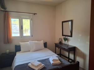 Postel nebo postele na pokoji v ubytování Karofillos homes-Oropedio