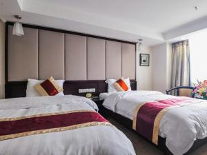 Un pat sau paturi într-o cameră la New World Hotel +277 fotografii