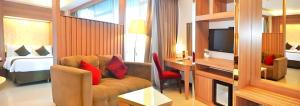 雅加达d'primahotel Mega Kuningan的酒店客房带沙发以及一间卧室