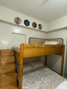 Etagenbett in einem kleinen Zimmer mit Spiegel in der Unterkunft Rent & Roam in Baguio City