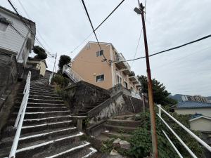 een trap naar een gebouw bij ハイツ清水102 in Nagasaki