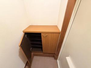 een klein houten kastje in een kleine kamer bij ハイツ清水102 in Nagasaki