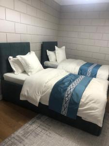 zwei Betten nebeneinander in einem Zimmer in der Unterkunft Temirlan hotel in Schymkent