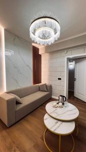 ein Wohnzimmer mit Sofa und Tisch in der Unterkunft Temirlan hotel in Schymkent + 32 Fotos