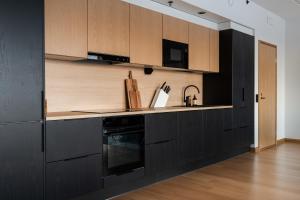 Η κουζίνα ή μικρή κουζίνα στο Le Chalet Lingonberry D23 Ski-in Ski-out by Aavalevi +23 φωτογραφίες