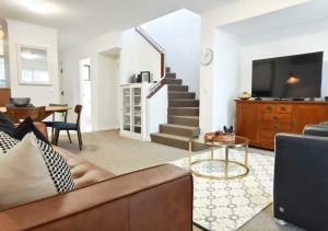 Et tv og/eller underholdning på Three Seven Six - Walk to Cafés - Family Friendly