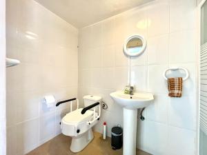 un bagno con un water e un lavandino di Cave Houses Ed, Yara and Nadieh with PRM facilities a Margen de Abajo