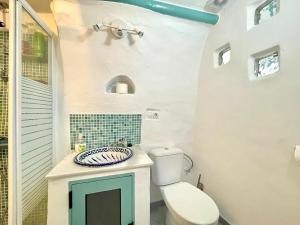 un bagno con un water e un lavandino di Cave Houses Ed, Yara and Nadieh with PRM facilities a Margen de Abajo Altre 70 foto