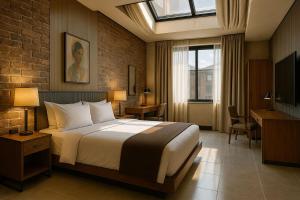 ein Hotelzimmer mit einem Bett und einem Fernseher in der Unterkunft Remsyatan Viuse in Abuja