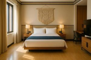 ein Schlafzimmer mit einem großen Bett und einem Fernseher in der Unterkunft Remsyatan Viuse in Abuja