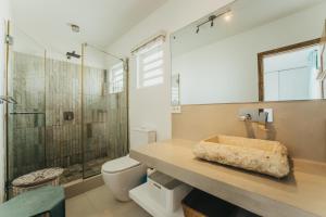 罗驰诺尔Villa MAEVA is your perfect beachfront escape的浴室配有马桶和玻璃淋浴房 更多26张照片