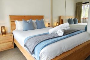 En eller flere senge i et værelse på Three Seven Six - Walk to Cafés - Family Friendly + 12 billeder