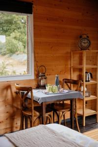 une salle à manger avec une table et des chaises dans une cabine dans l'établissement Le Clos De La Roche, à Goven