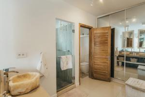 Phòng tắm tại Villa MAEVA is your perfect beachfront escape +33 ảnh