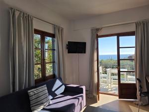 Μια τηλεόραση ή/και κέντρο ψυχαγωγίας στο Theros Apartments