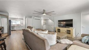 Телевизор и/или развлекательный центр в Newly Luxury Condo Oasis