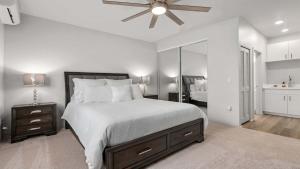 Кровать или кровати в номере Newly Luxury Condo Oasis