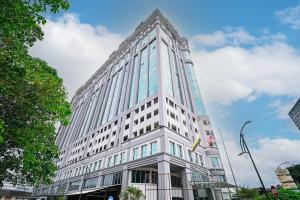 ein hohes weißes Bürogebäude mit einem Himmel in der Unterkunft Kingston Hotel 15 - Tower Regency, Ipoh in Ipoh