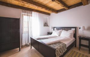 Ένα ή περισσότερα κρεβάτια σε δωμάτιο στο Stunning Apartment In Oprtalj With Wifi