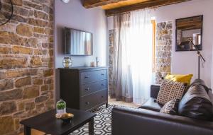 Χώρος καθιστικού στο Stunning Apartment In Oprtalj With Wifi