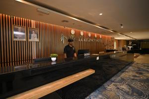 ein Mann steht an einer Bar in einer Hotellobby in der Unterkunft Kingston Hotel 15 - Tower Regency, Ipoh in Ipoh + 48 Fotos