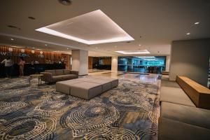 eine Hotellobby mit einem Sofa und einem Tisch in der Unterkunft Kingston Hotel 15 - Tower Regency, Ipoh in Ipoh