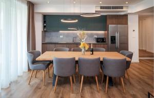 Nhà bếp/bếp nhỏ tại Amazing Apartment In Punat With Sauna