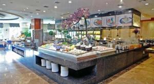 福州Empark Grand Hotel Fuzhou的餐厅里摆放着食物的自助餐台