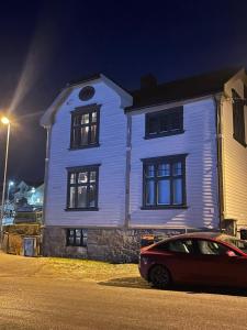 Bygningen som feriehuset ligger i + 4 billeder