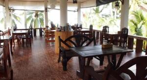 ein Speisesaal mit Tischen und Stühlen in einem Restaurant in der Unterkunft Palm Point Village in Mae Nam + 131 Fotos