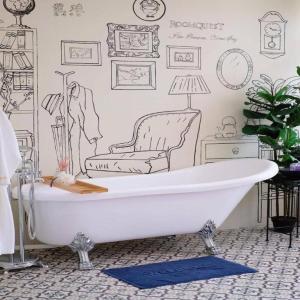 Una bañera en una habitación con una silla. en 2499 Heritage Chinatown Bangkok Hotel By RoomQuest, en Bangkok 168 fotos más