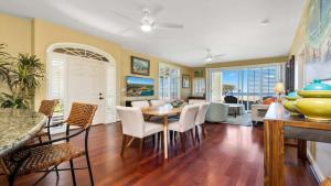 een eetkamer en woonkamer met een tafel en stoelen bij Ocean View in Koolina Oasis in Honokai Hale