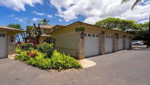 een huis met twee garagedeuren op een parkeerplaats bij Ocean View in Koolina Oasis in Honokai Hale