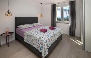 Giường trong phòng chung tại Lovely Apartment In Tucepi With House Sea View