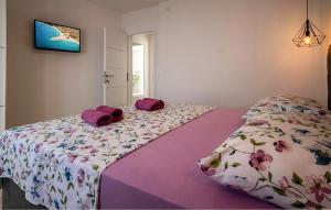 Giường trong phòng chung tại Lovely Apartment In Tucepi With House Sea View +2 ảnh